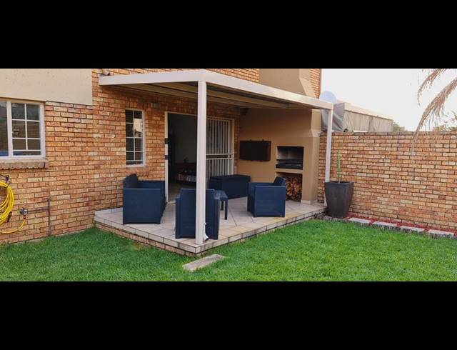 2 BEDROOM TOWNHOUSE FOR SALE IN AMBERFIELD RIDGE